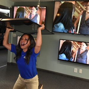 Fotoğraf Deidra and Laney Rob a Train