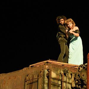 Fotoğraf Deidra and Laney Rob a Train