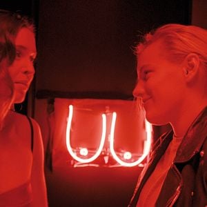 Fotoğraf Below Her Mouth