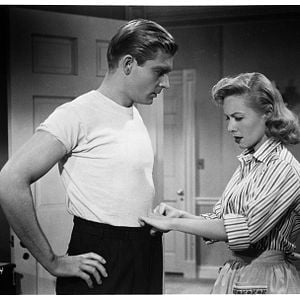 Fotoğraf Kendi Kendine Küçülen Adam