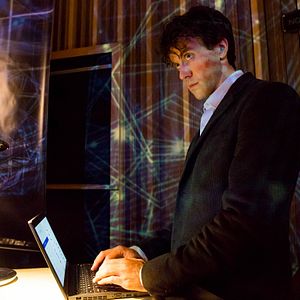 Fotoğraf Ashley Zukerman