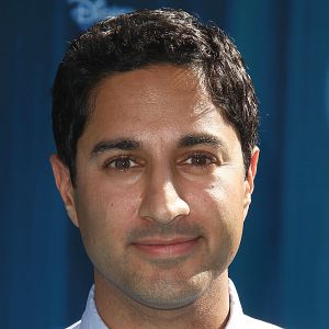 Fotoğraf Maulik Pancholy