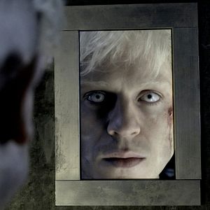 Fotoğraf Iwan Rheon