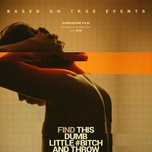 Fotoğraf Vind Die Domme Trut En Gooi Haar In De Rivier