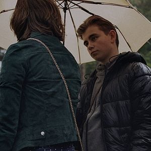 Fotoğraf Vind Die Domme Trut En Gooi Haar In De Rivier