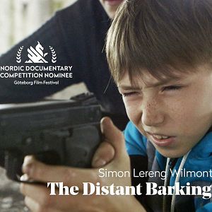 Fotoğraf Uzakta Havlayan Köpekler