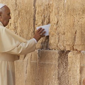 Fotoğraf Pope Francis - A Man of His Word
