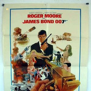 Fotoğraf Altın Tabancalı Adam