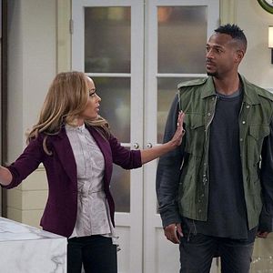 Fotoğraf Essence Atkins