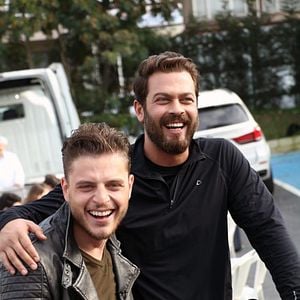 Fotoğraf Bana Bir Aşk Şarkısı Söyle