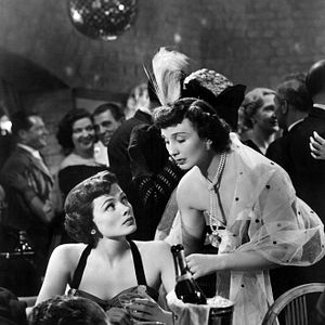 Fotoğraf Googie Withers