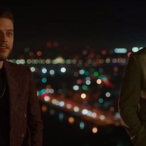 Fotoğraf Bana Bir Aşk Şarkısı Söyle