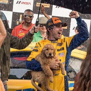 Fotoğraf Enzo: Yağmurda Yarış Sanatı