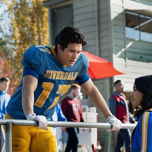 Fotoğraf Charles Melton