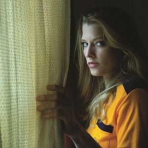 Fotoğraf Girl on the Third Floor