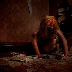 Fotoğraf Girl on the Third Floor