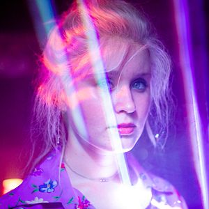 Fotoğraf Eliza Scanlen