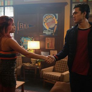 Fotoğraf Charles Melton