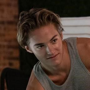 Fotoğraf Mitchell Hoog