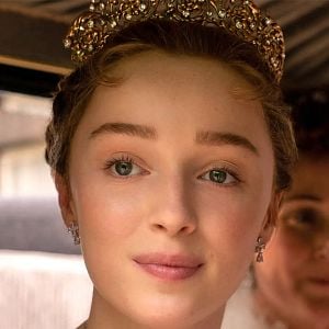 Fotoğraf Phoebe Dynevor