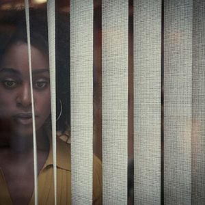 Fotoğraf Behind Her Eyes