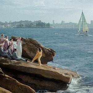 Fotoğraf Friends and Strangers