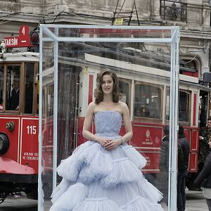 Fotoğraf Camdaki Kız