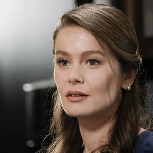 Fotoğraf Camdaki Kız