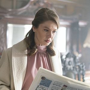 Fotoğraf Camdaki Kız