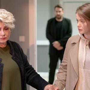 Fotoğraf Camdaki Kız