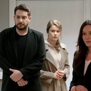 Fotoğraf Camdaki Kız