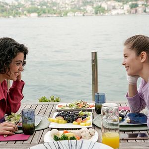 Fotoğraf Camdaki Kız