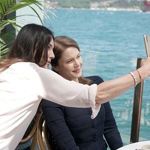 Fotoğraf Camdaki Kız