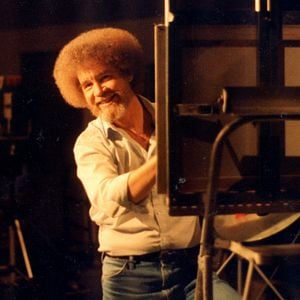 Fotoğraf Bob Ross: Küçük Mutlu Ağaçların Arasında Gizlenen İhanet ve Hırs