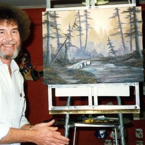 Fotoğraf Bob Ross: Küçük Mutlu Ağaçların Arasında Gizlenen İhanet ve Hırs