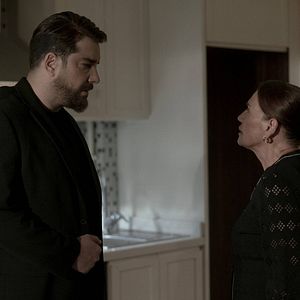 Fotoğraf Camdaki Kız