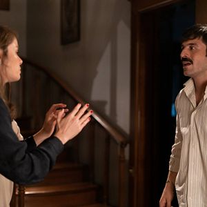 Fotoğraf Camdaki Kız