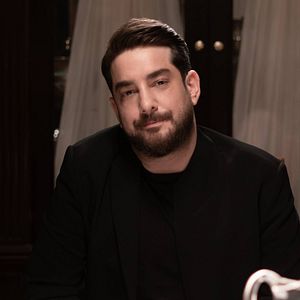 Fotoğraf Camdaki Kız