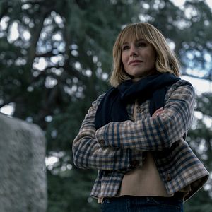 Fotoğraf The Woman in the House Across the Street from the Girl in the Window