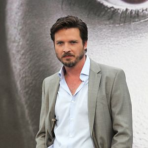 Fotoğraf Aden Young