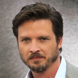 Fotoğraf Aden Young