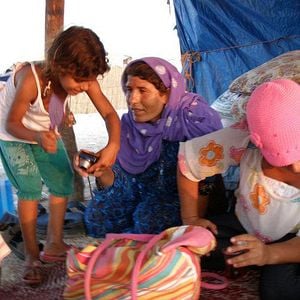 Fotoğraf Toprağa Uzanan Eller