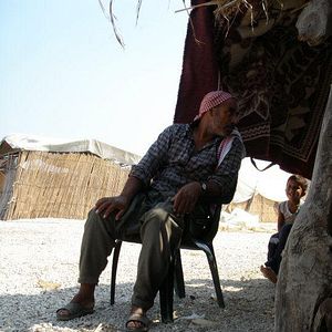 Fotoğraf Toprağa Uzanan Eller