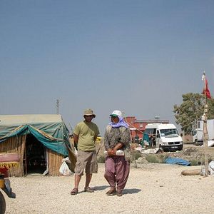 Fotoğraf Toprağa Uzanan Eller