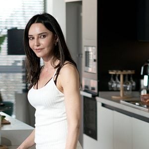 Fotoğraf Camdaki Kız