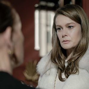 Fotoğraf Camdaki Kız