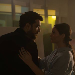 Fotoğraf Camdaki Kız