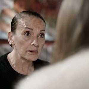 Fotoğraf Camdaki Kız