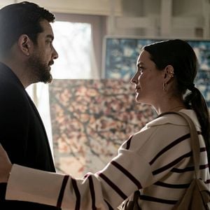 Fotoğraf Camdaki Kız