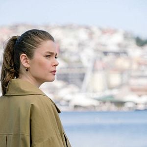 Fotoğraf Camdaki Kız